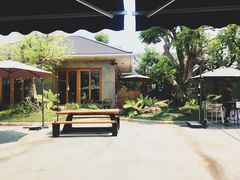 -Chom Cafe and Restaurant