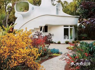 花园中的异形住宅 Spaceship House