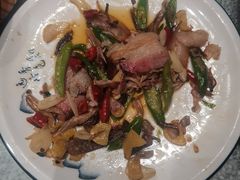 菌香炒腊肉-土砂锅生态山庄·非遗砂锅雅鱼