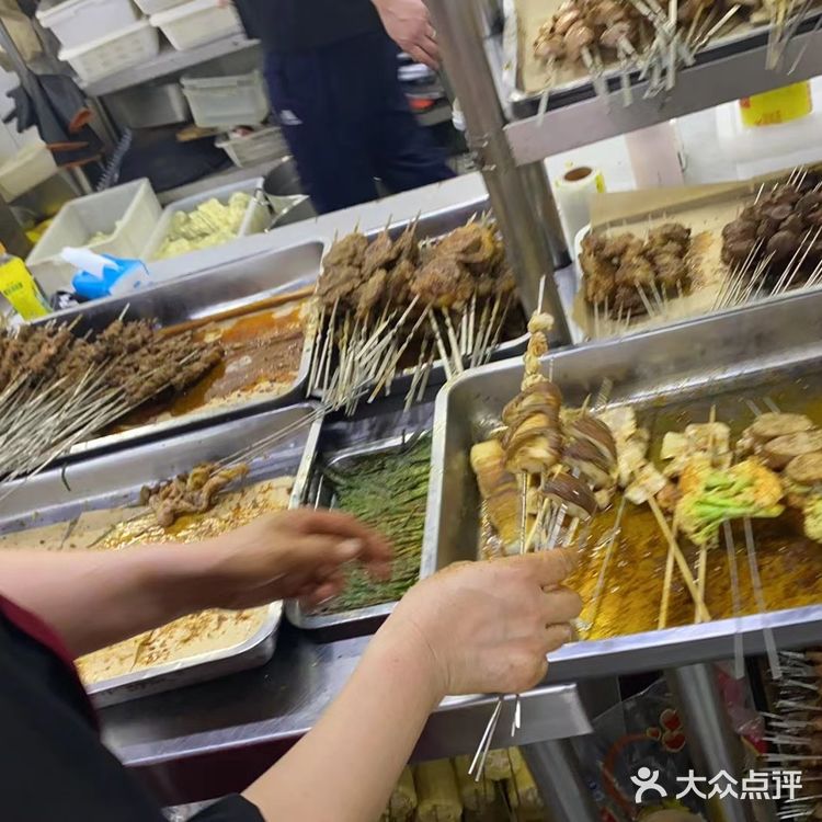 晚上搓一顿烧烤，老拾烧烤是我们经过千挑万选给选出来的