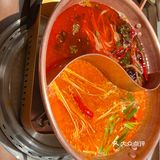 让人感受到宾至如归的待遇。而那独特的云南酸汤汤底