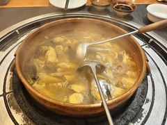 菌菇鸡煲-阿山卓·野生菌火锅·纳西火塘烤肉