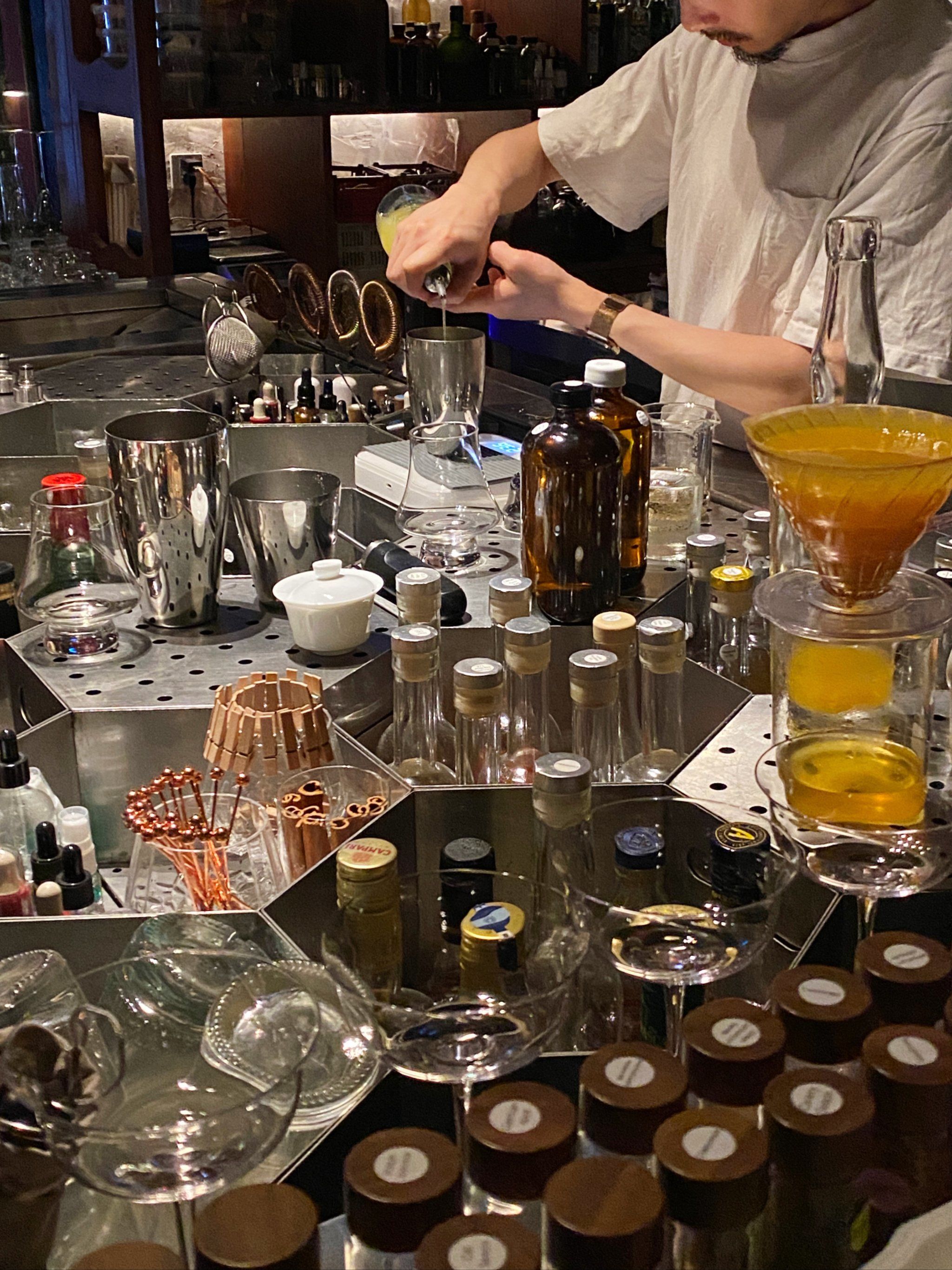 魔都酒吧还是太超前,老板把实验室都搬进来了