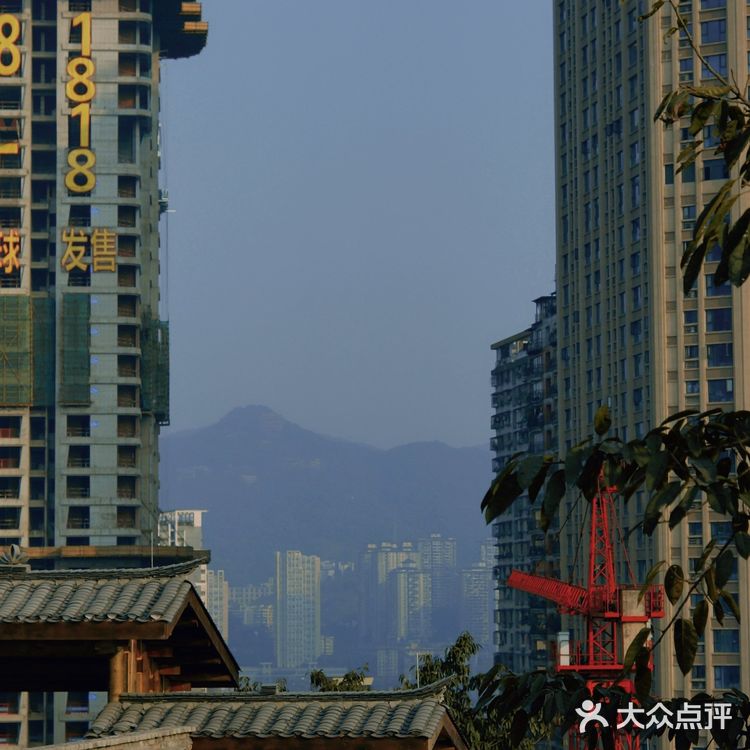 游人如织山城巷