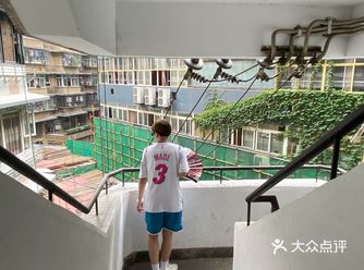 在错落的筒子楼里感受山城的夏天