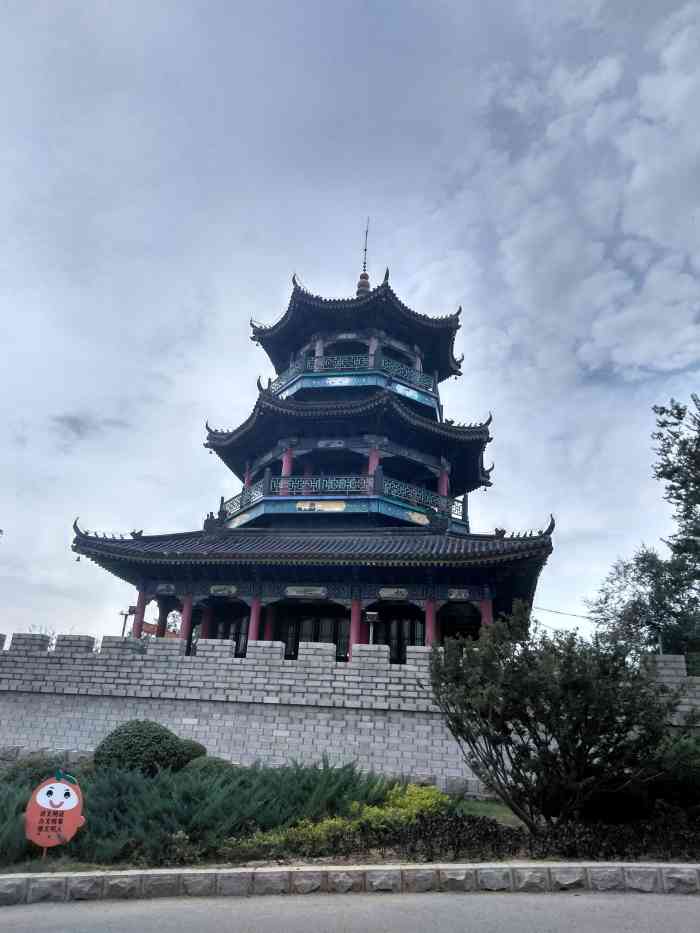 厝石山公园-"人多一座楼一座寺庙还有一座小庙,晚上跳广.