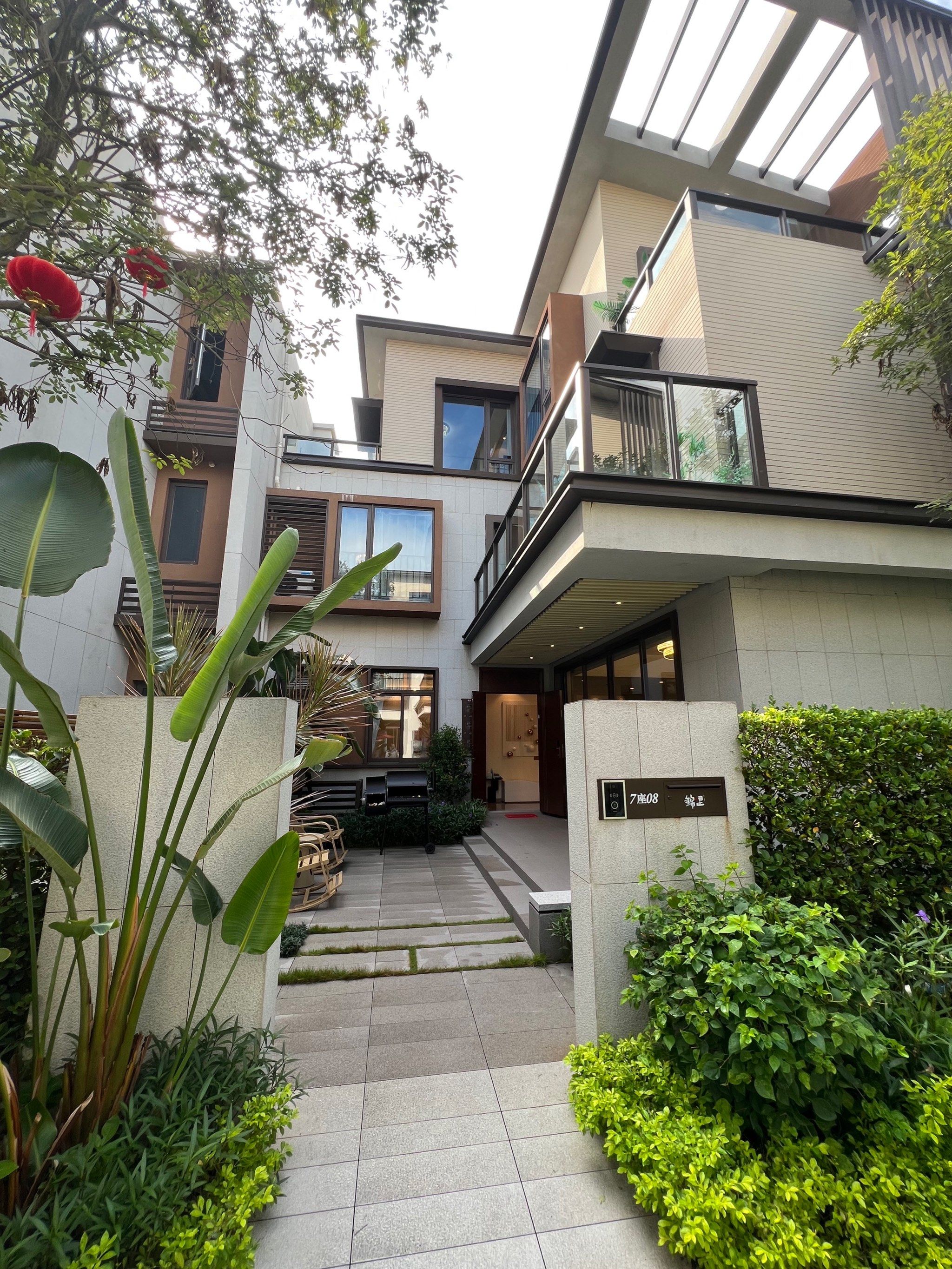 佛山精装湖景别墅,三层带大院子,可打高尔夫球