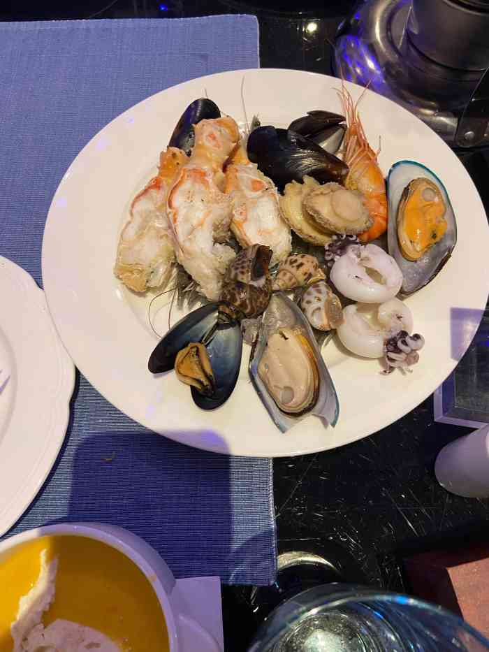 康帝国际酒店·艾斯本自助西餐厅-"之前公司福利发了两张康帝西餐厅的