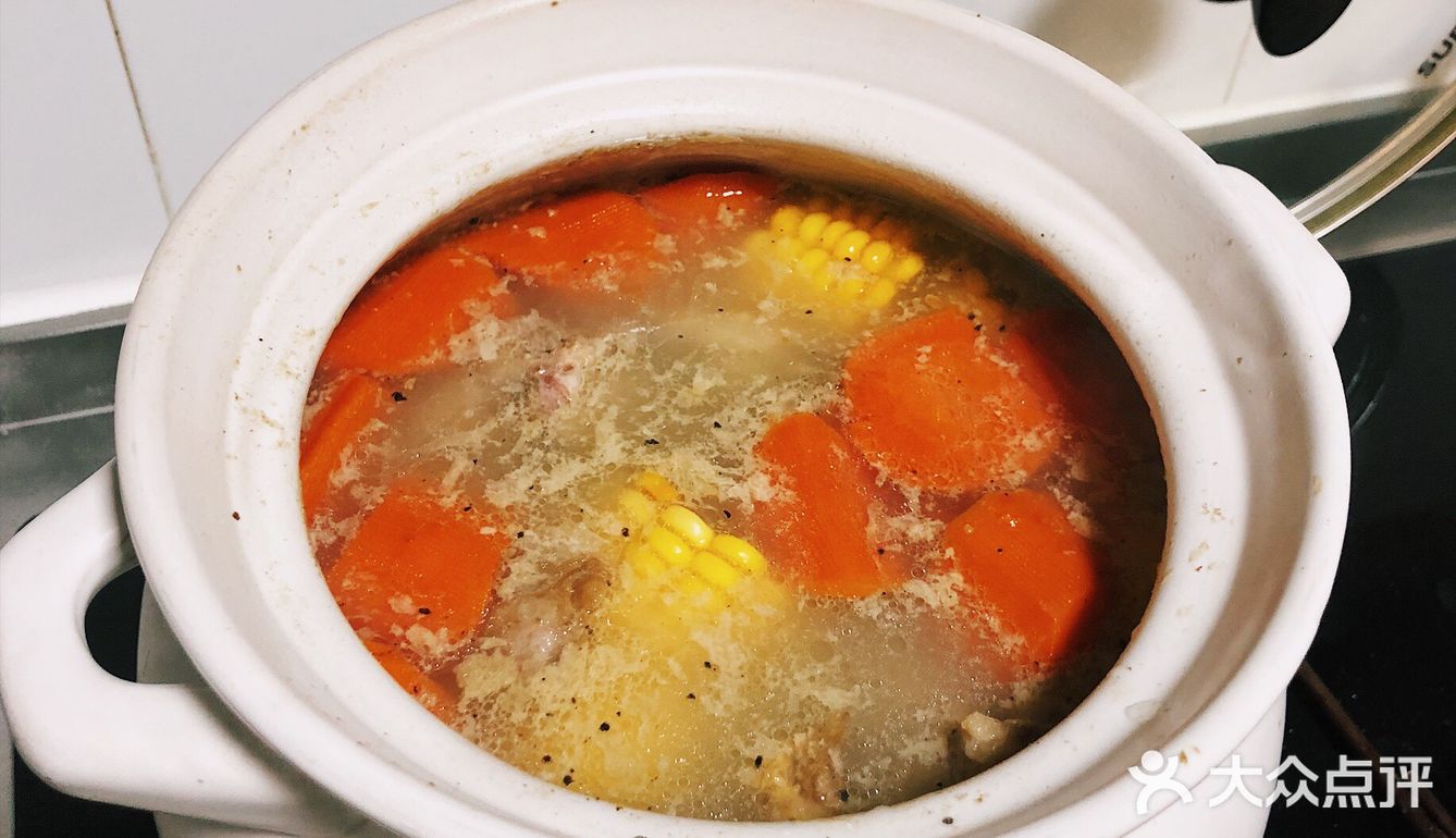 🥕营养美味胡萝卜玉米猪骨汤，🌽色香味俱全