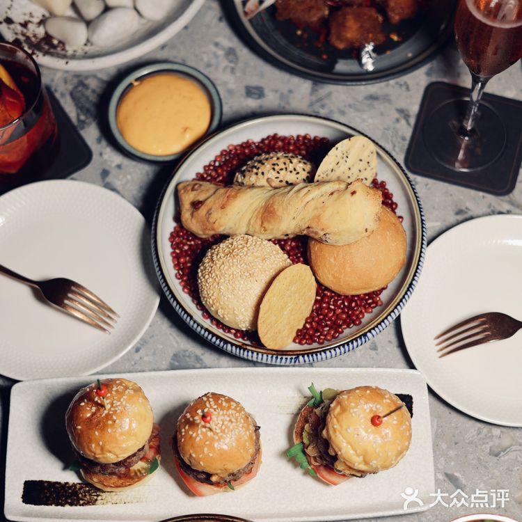 重庆探店｜一起去氛围感拉满高空酒吧吹吹秋天的风吧🌃