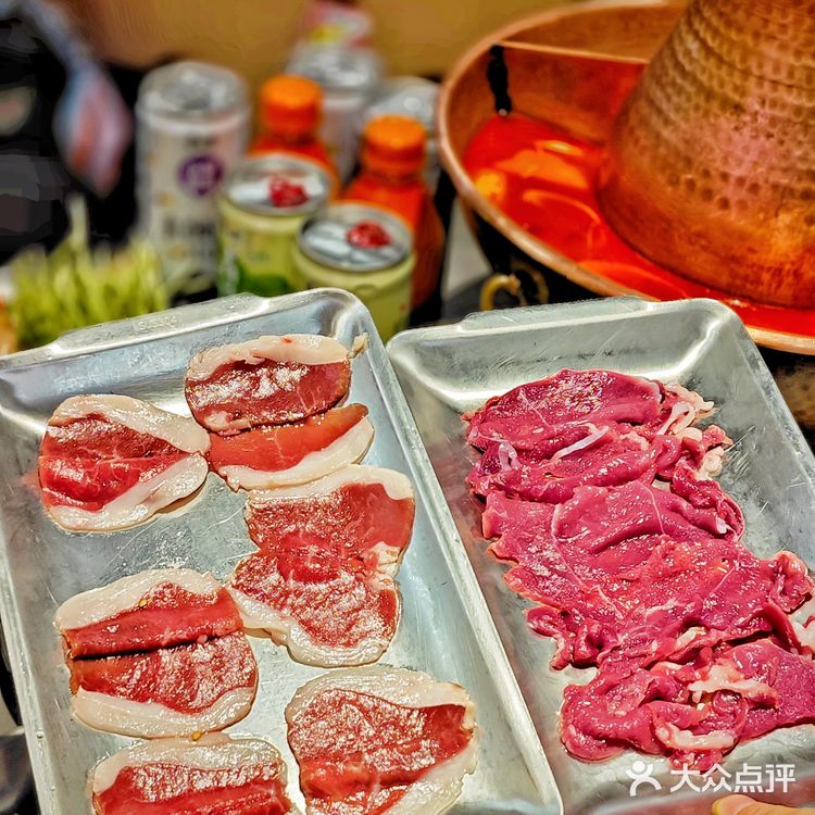 听朋友介绍五角场新开了一家铜炉火锅自助。羊肉串