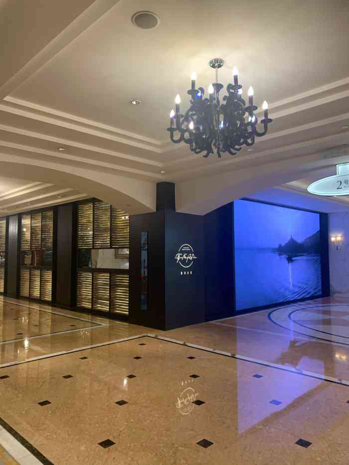 餐厅位于黄龙饭店一楼非常高雅以西湖水墨丹青为电子背景温润尔雅我们