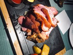 慕尼黑风味脆皮猪肘-蜜桃花开·中西融合菜E&W(南长街店)