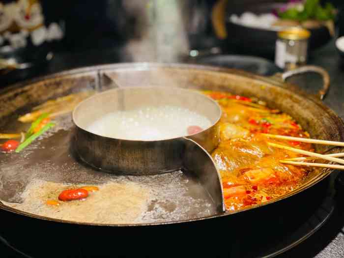 渝涯重庆豆花老火锅(中赢国际店)-"吃火锅吃辣锅的女孩才是最勇敢的人