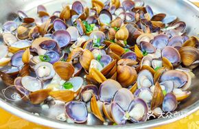 Steamed Sand Clams with Garlic