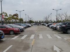 -奕欧来上海购物村停车场