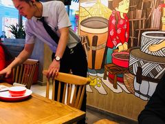 帅气的服务小哥-关东小磨东北菜(碧江广场店)