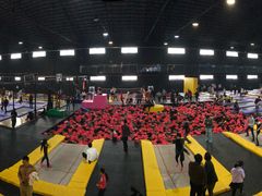 -嘿哟动霸CHUA·新潮玩运动娱乐中心·蹦床滑冰团建乐园