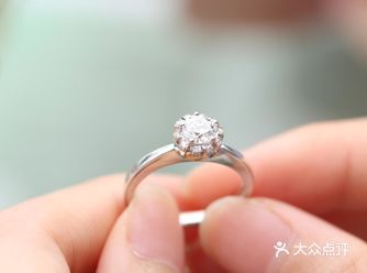 越看越好看的经典款钻戒