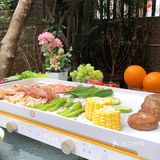跟朋友们一起聚餐吃烧烤~朋友搬新家，我们去吃饭