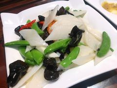 五彩山药炒松茸-烤肉季饭庄