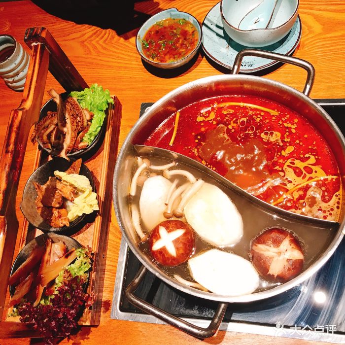 熬八年台湾火锅(大宁国际店)鸳鸯锅底图片