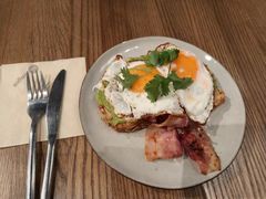 鸡蛋培根牛油果酱吐司-Wagas(静安嘉里中心店)