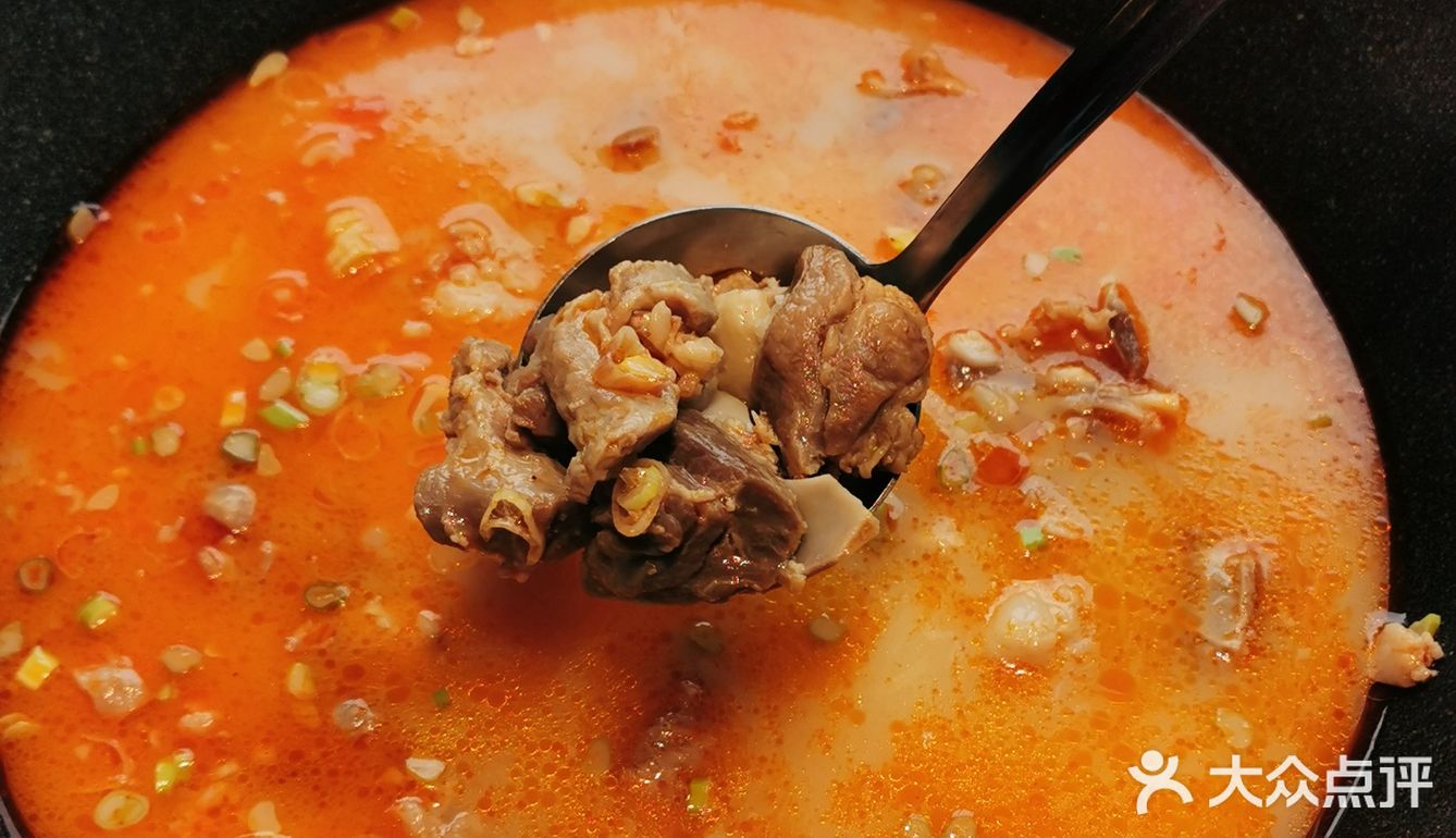 铁锅炖羊肉加个烤羊腿，简直了！！