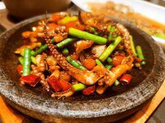 石板吱吱鱿鱼须-聚鑫阁江浙菜·非遗传承技艺(金汇龙湖天街店)