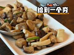 -Chom Cafe and Restaurant