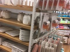 -名创优品(北京新中关购物中心地铁层店)