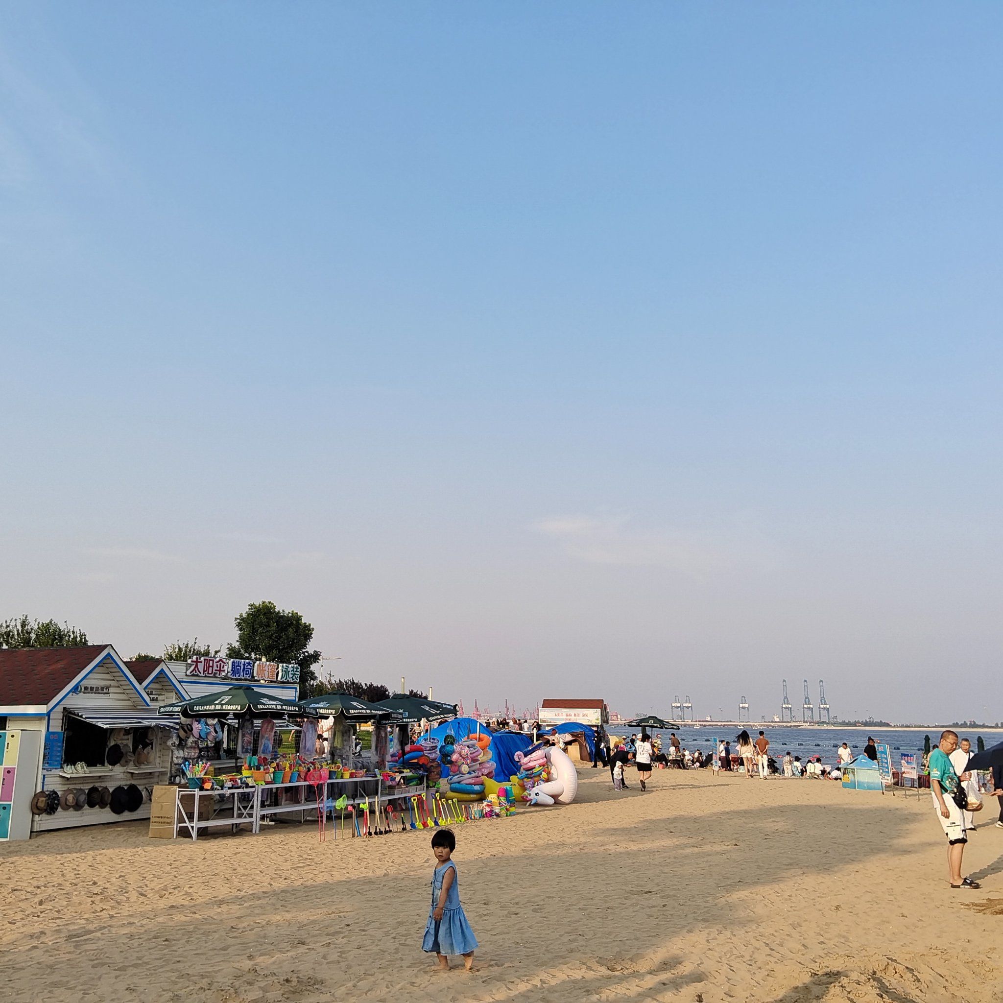 海滨浴场清凉一天