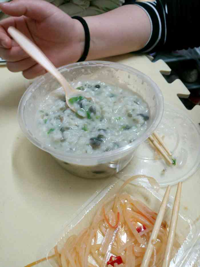 东方医院看完病去吃的,粥很稠很滑,还有团购,不错哦