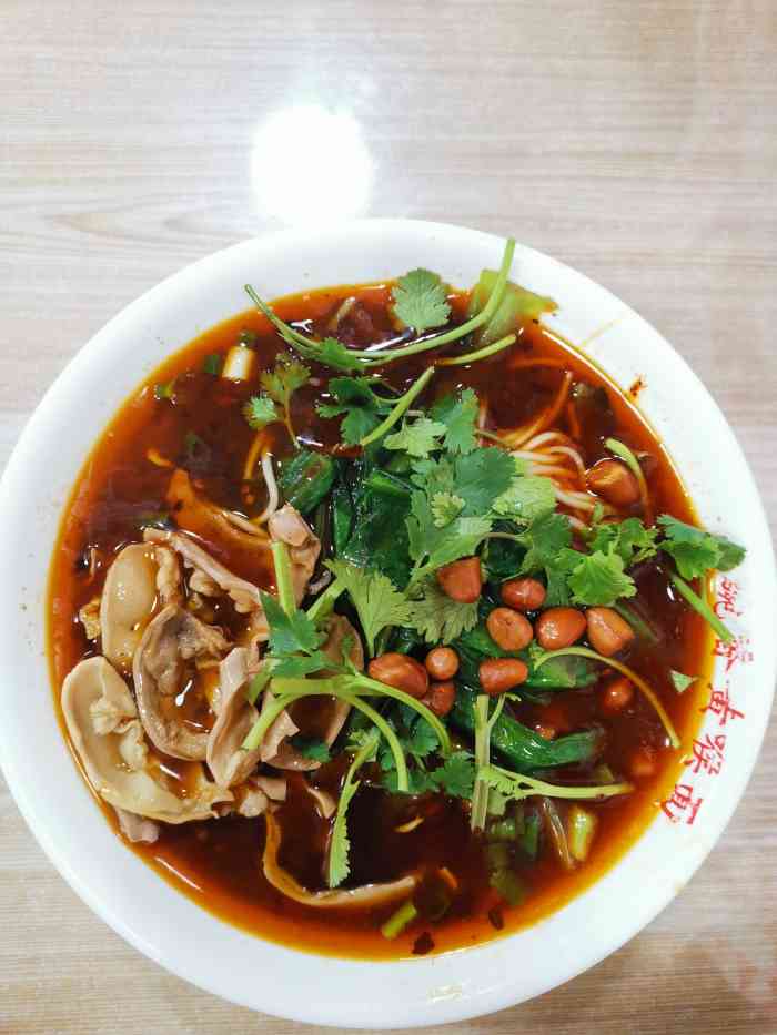 碗碗香黄喉面-"[环境]:在住的小区外面一排,只有一间店.