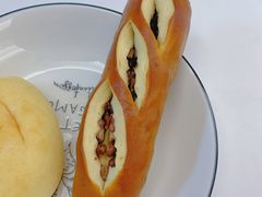 红豆碱水面包-天井·丑面包搭咖啡