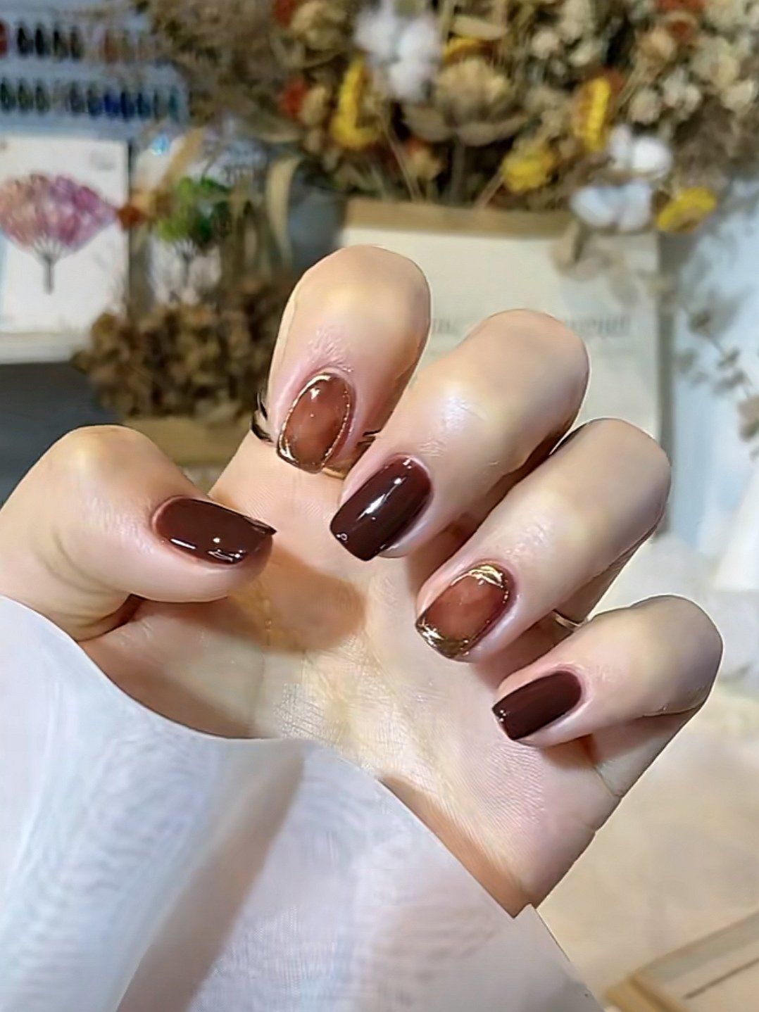 巧克力色晕染美甲 气质显白!