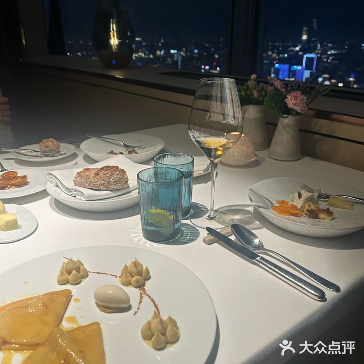 男朋友邀请我一起来体验莱美露滋 68楼风景真的很漂亮