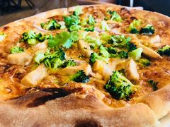 香烤鸡肉比萨配香葱及西兰花-WOLFGANG PUCK KITCHEN & BAR(迪士尼小镇店)