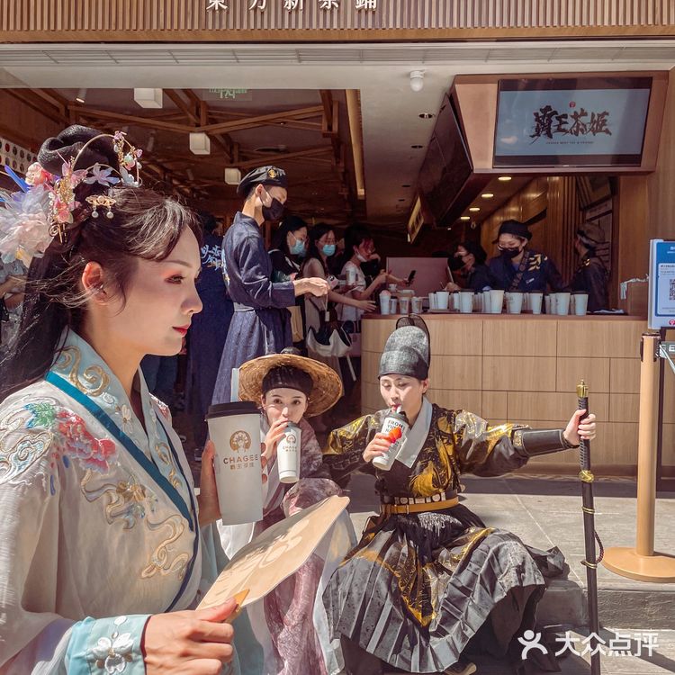 霸王茶姬开到成都了，春日桃桃好好喝