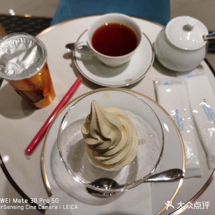 本来想去吃资生堂的下午茶，但是满员 在三越的免税店层