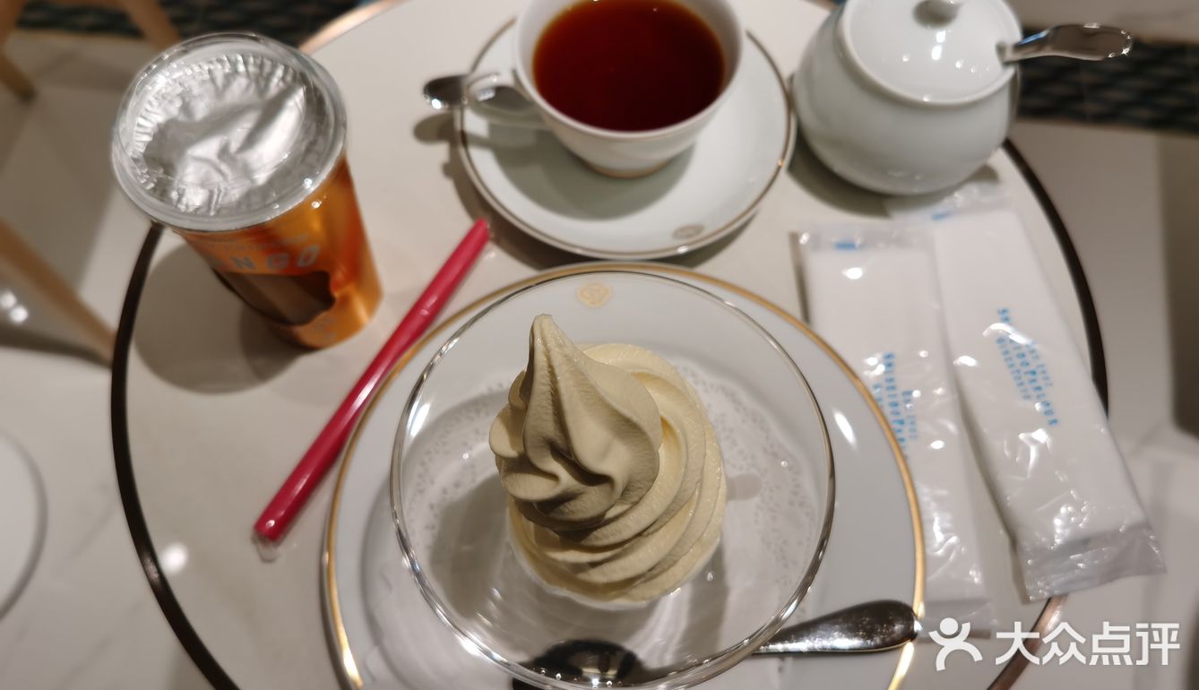 本来想去吃资生堂的下午茶,但是满员 在三越的免税店层