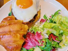 鸡肉牛油果可颂三明治-Money Shops(愚园路店)