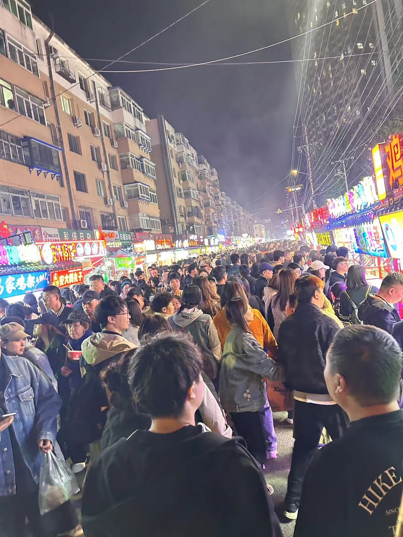 十一的彩电塔夜市