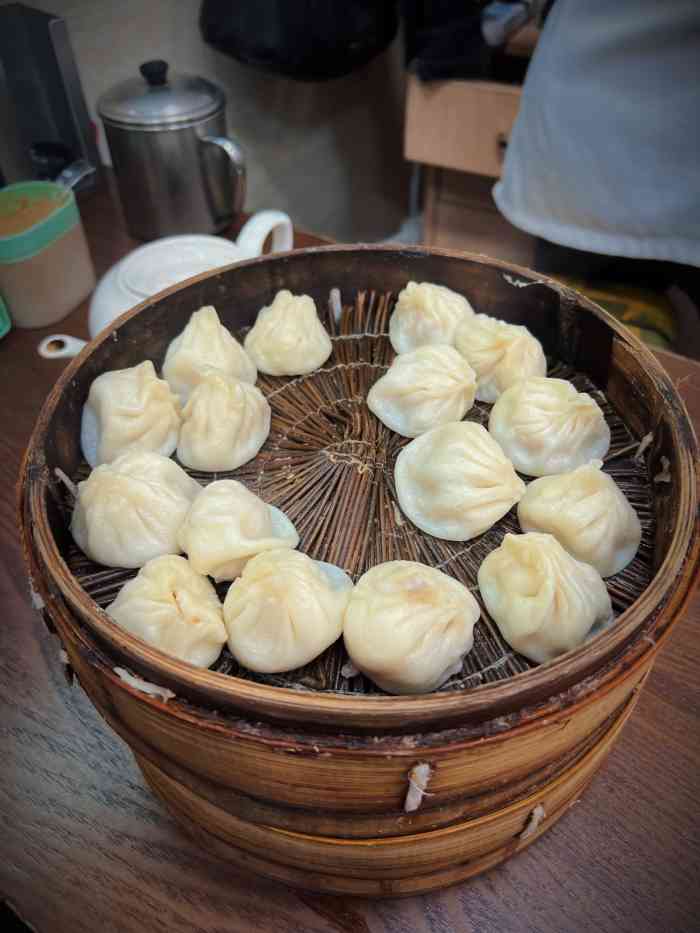 万寿斋(山阴路店)-"鲜肉小笼包皮略厚 蟹粉的皮比鲜肉的稍微薄.