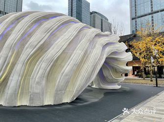 “时空之眼” 位于漫广场，9条流线型凹槽，依随结构镶