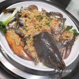 上面蒸海鲜，海鲜蒸好粥也可以喝了，很鲜美！