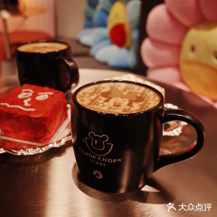 这家咖啡馆居然还是个潮流集合店?!