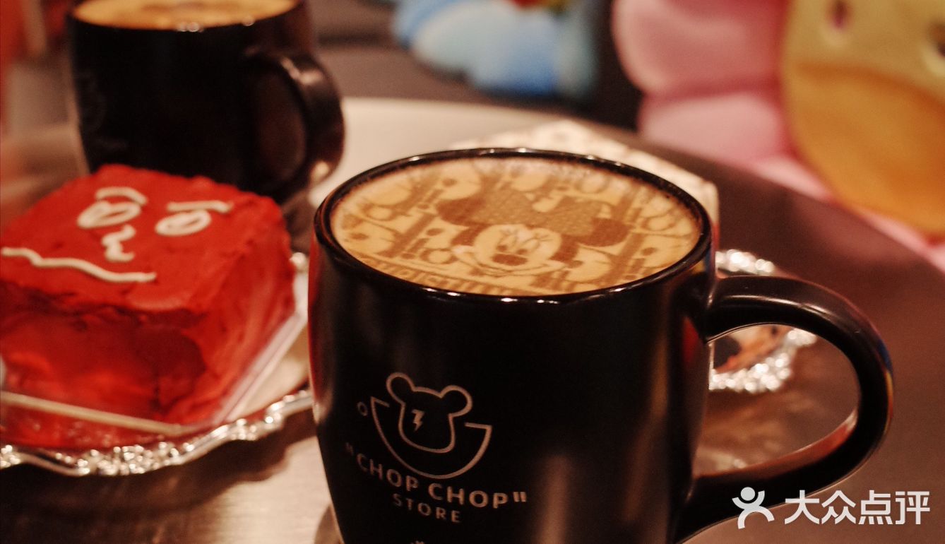 这家咖啡馆居然还是个潮流集合店？！