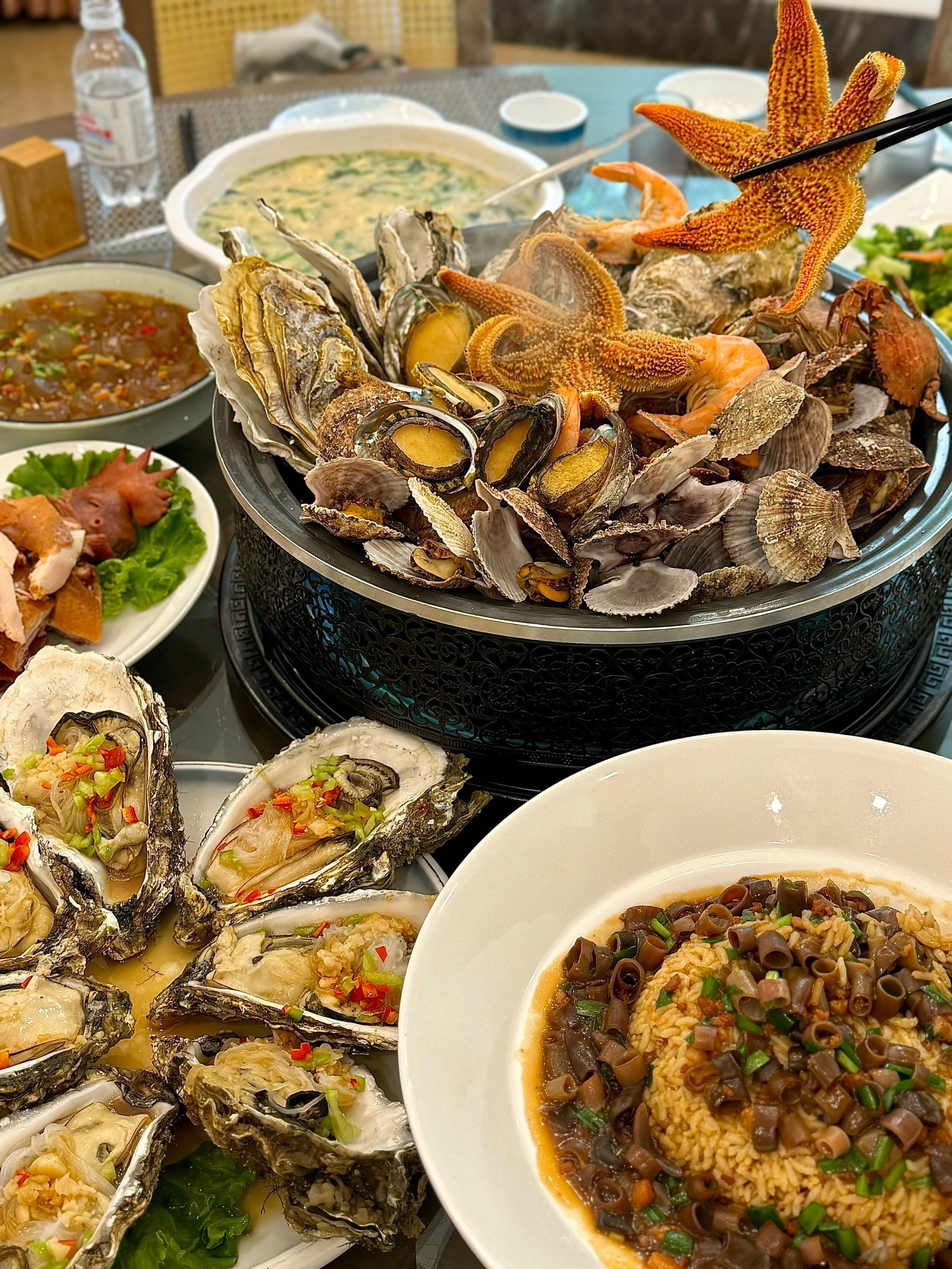 n海鲜新鲜,胶东特色菜为主,菜品种类多到看花眼
值得说的是,服务