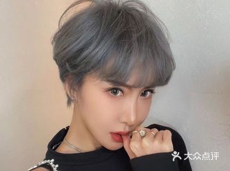 时尚短发。减龄短发。潮色